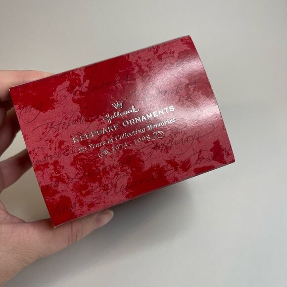 Hallmark Keepsake Holiday Barbie 1998 - Picture 4 of 6